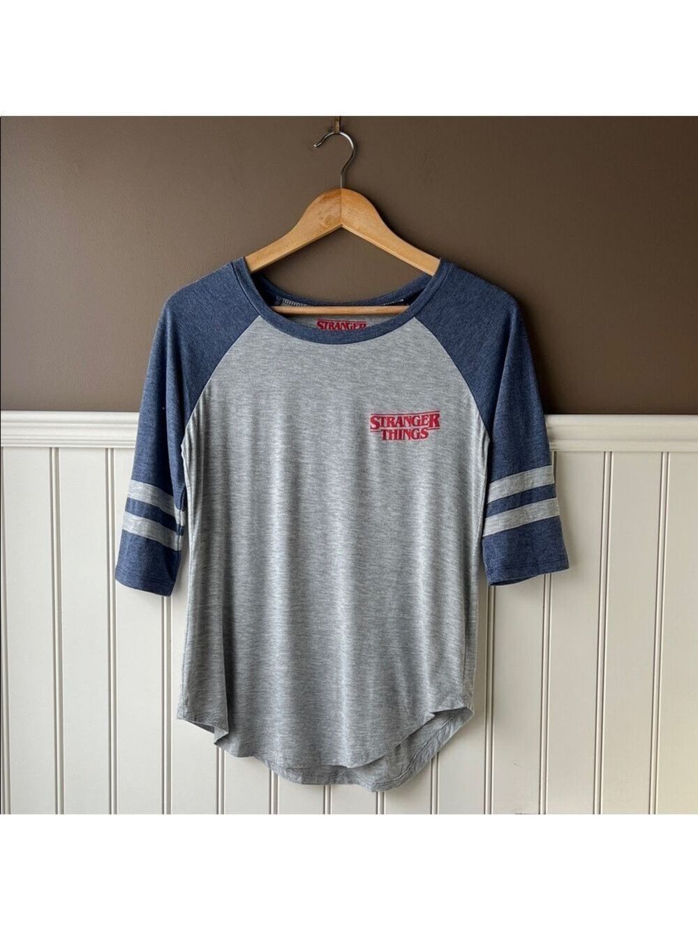 Stranger Things Gray Raglan T-Shirt Small - Picture 2 of 9